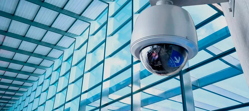 Sistema de câmeras de segurança instalado em ambiente corporativo