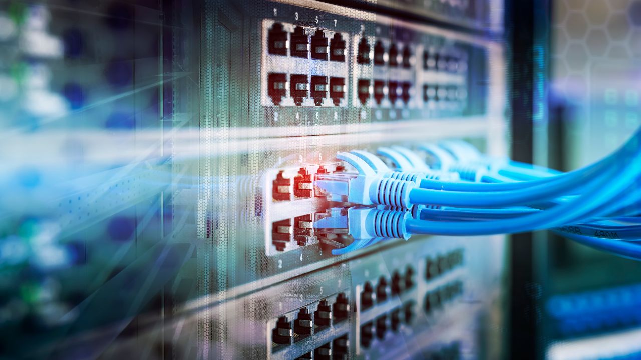 Switch com cabos de rede conectados em rack
