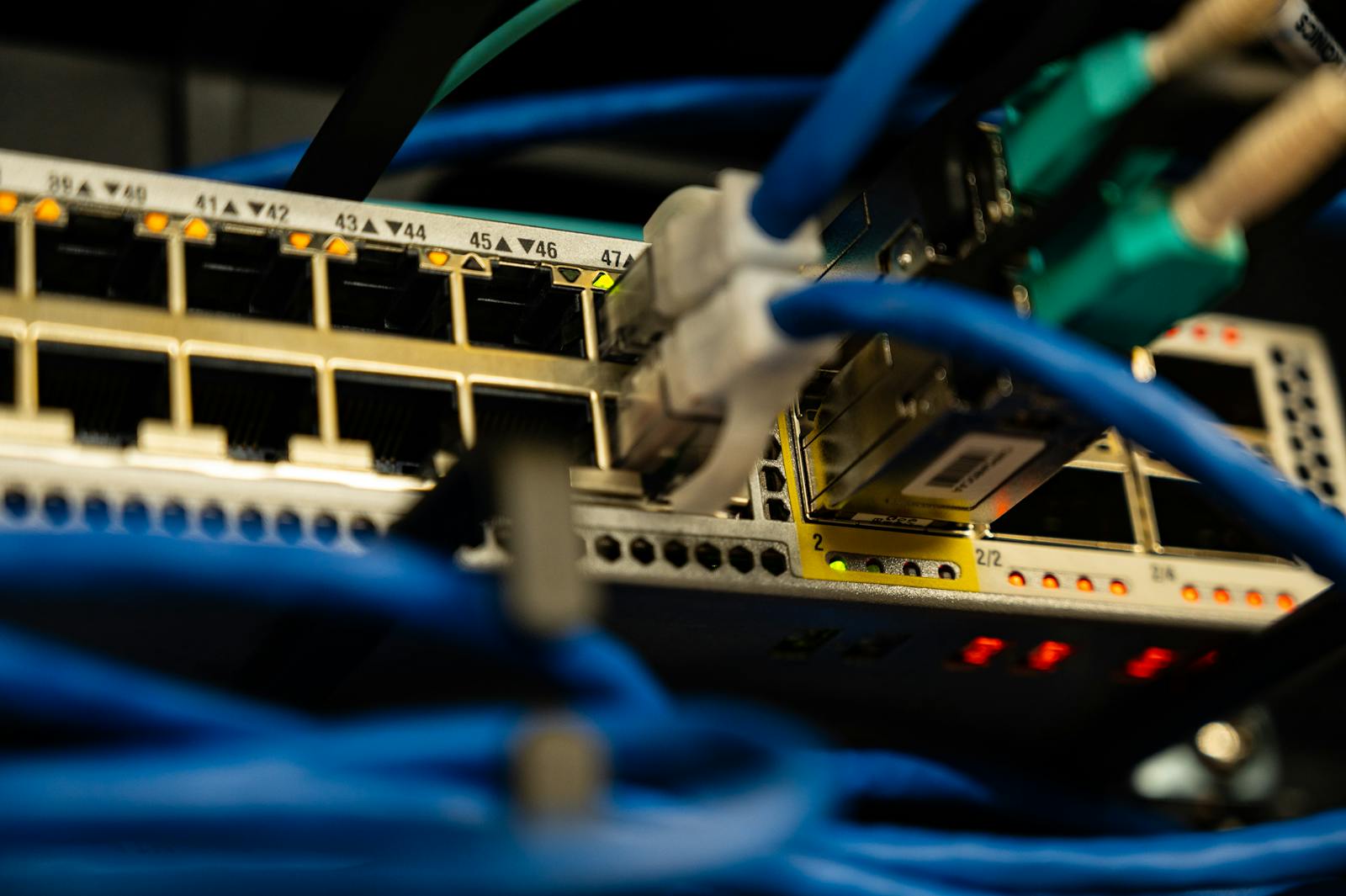 Fileira de racks em sala técnica para operação contínua